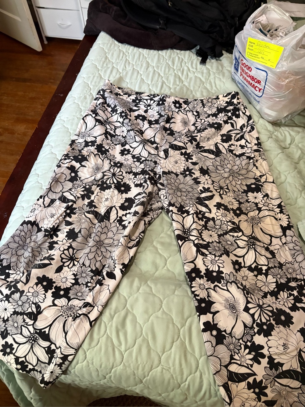 Black & White Floral Wide-Leg Women's Capri pants SZ 14